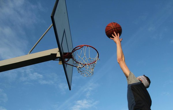 Comment planifier une semaine d'entraînement équilibrée pour maximiser la performance générale en basket ?